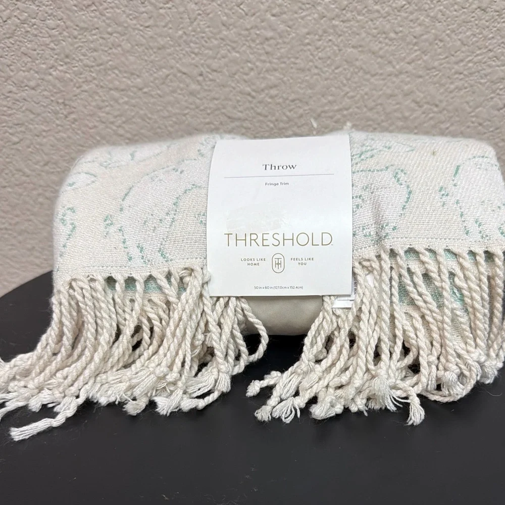 NWT Threshold Cream and Green Fringed Throw‎